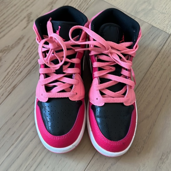Pink and black jordan’s size 4 - Picture 3 of 4
